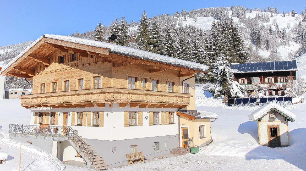 Ferienhaus in Saalbach Hinterglemm mit Kapelle und berge im Hintergrund