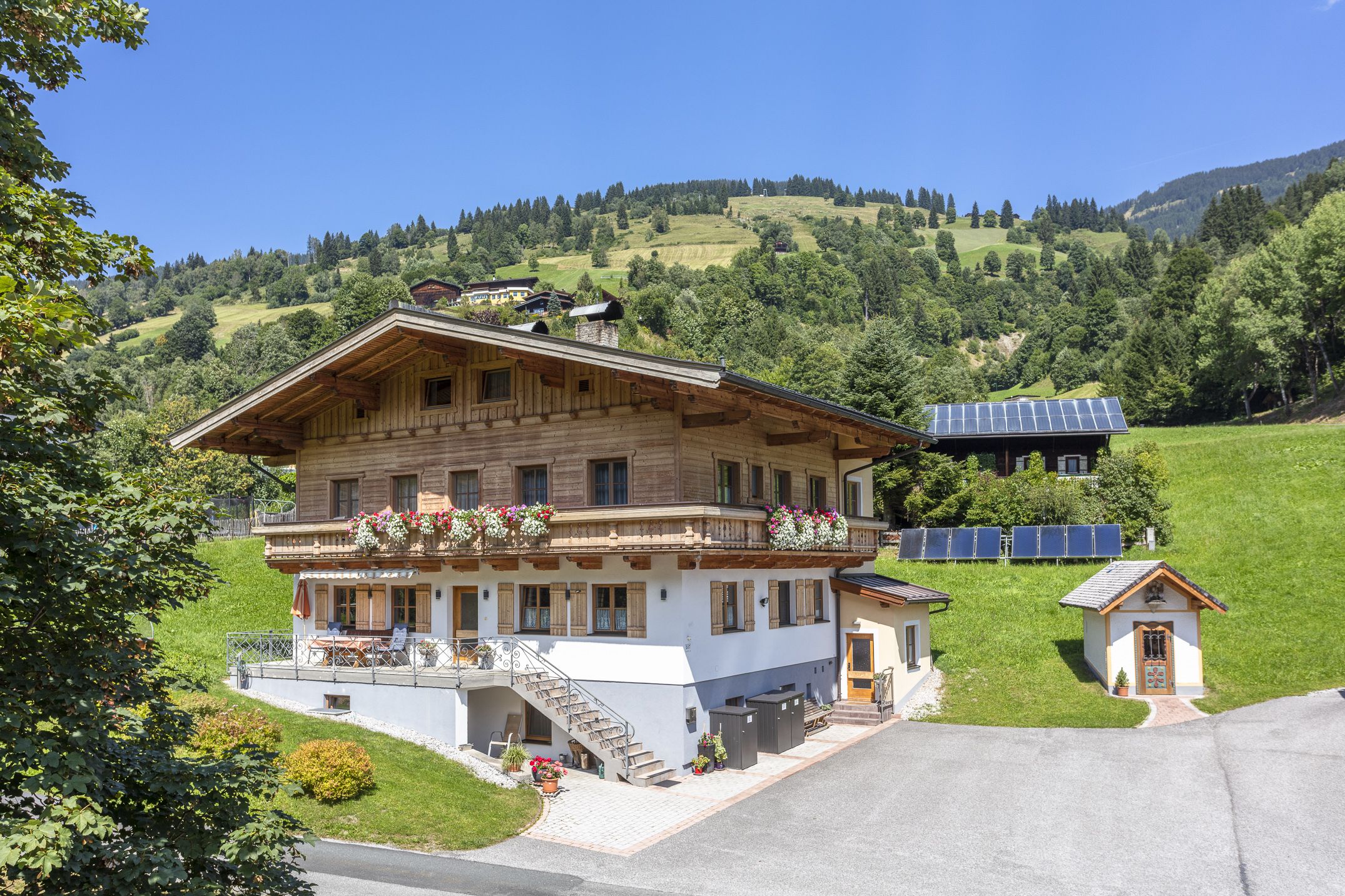 Ferienhaus in Saalbach Hinterglemm mit Kapelle und berge im Hintergrund